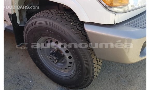 Acheter Import Voiture Toyota Land Cruiser Blanc à Import - Dubai, Iles Acheter Import Voiture Toyota Land Cruiser Blanc à Import - Dubai, Iles