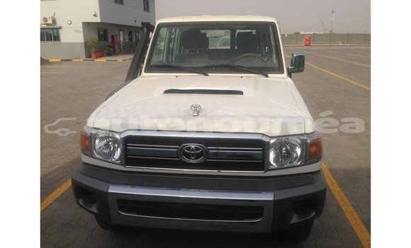 Buy Import Toyota Land Cruiser White Car in Import - Dubai in Iles Buy Import Toyota Land Cruiser White Car in Import - Dubai in Iles