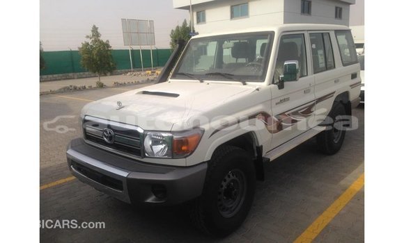 Buy Import Toyota Land Cruiser White Car in Import - Dubai in Iles Buy Import Toyota Land Cruiser White Car in Import - Dubai in Iles