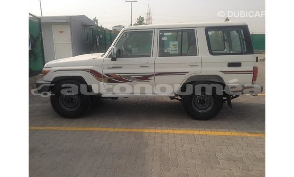 Buy Import Toyota Land Cruiser White Car in Import - Dubai in Iles Buy Import Toyota Land Cruiser White Car in Import - Dubai in Iles