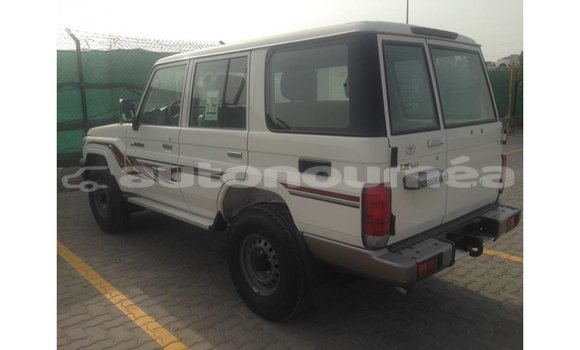Buy Import Toyota Land Cruiser White Car in Import - Dubai in Iles Buy Import Toyota Land Cruiser White Car in Import - Dubai in Iles