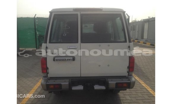 Buy Import Toyota Land Cruiser White Car in Import - Dubai in Iles Buy Import Toyota Land Cruiser White Car in Import - Dubai in Iles