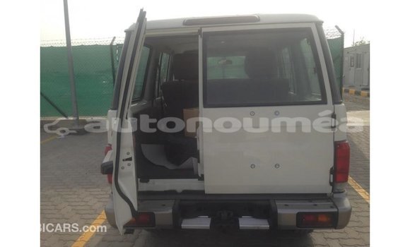 Buy Import Toyota Land Cruiser White Car in Import - Dubai in Iles Buy Import Toyota Land Cruiser White Car in Import - Dubai in Iles