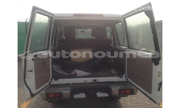 Buy Import Toyota Land Cruiser White Car in Import - Dubai in Iles Buy Import Toyota Land Cruiser White Car in Import - Dubai in Iles