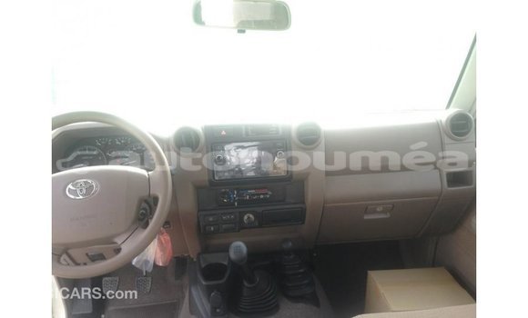 Buy Import Toyota Land Cruiser White Car in Import - Dubai in Iles Buy Import Toyota Land Cruiser White Car in Import - Dubai in Iles