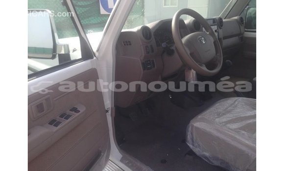 Buy Import Toyota Land Cruiser White Car in Import - Dubai in Iles Buy Import Toyota Land Cruiser White Car in Import - Dubai in Iles