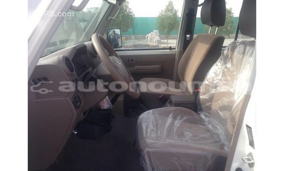 Buy Import Toyota Land Cruiser White Car in Import - Dubai in Iles Buy Import Toyota Land Cruiser White Car in Import - Dubai in Iles