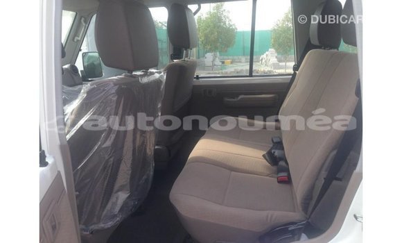 Buy Import Toyota Land Cruiser White Car in Import - Dubai in Iles Buy Import Toyota Land Cruiser White Car in Import - Dubai in Iles