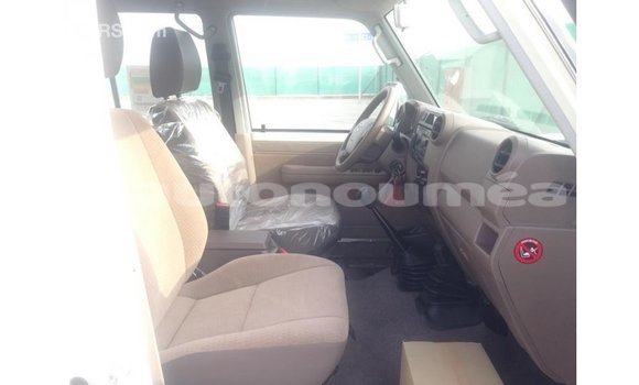 Buy Import Toyota Land Cruiser White Car in Import - Dubai in Iles Buy Import Toyota Land Cruiser White Car in Import - Dubai in Iles