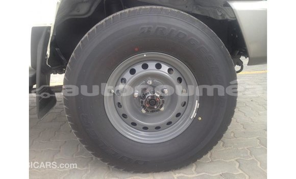 Buy Import Toyota Land Cruiser White Car in Import - Dubai in Iles Buy Import Toyota Land Cruiser White Car in Import - Dubai in Iles