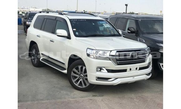 Acheter Import Voiture Toyota Land Cruiser Blanc à Import - Dubai, Iles Acheter Import Voiture Toyota Land Cruiser Blanc à Import - Dubai, Iles