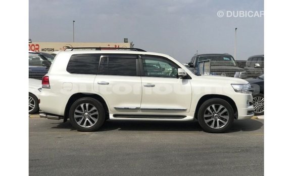 Acheter Import Voiture Toyota Land Cruiser Blanc à Import - Dubai, Iles Acheter Import Voiture Toyota Land Cruiser Blanc à Import - Dubai, Iles