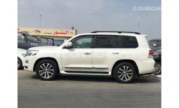 Acheter Import Voiture Toyota Land Cruiser Blanc à Import - Dubai, Iles Acheter Import Voiture Toyota Land Cruiser Blanc à Import - Dubai, Iles