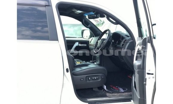 Acheter Import Voiture Toyota Land Cruiser Blanc à Import - Dubai, Iles Acheter Import Voiture Toyota Land Cruiser Blanc à Import - Dubai, Iles