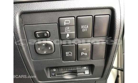 Acheter Import Voiture Toyota Land Cruiser Blanc à Import - Dubai, Iles Acheter Import Voiture Toyota Land Cruiser Blanc à Import - Dubai, Iles