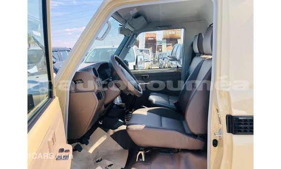 Buy Import Toyota Land Cruiser Beige Car in Import - Dubai in Iles Buy Import Toyota Land Cruiser Beige Car in Import - Dubai in Iles