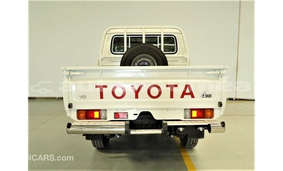 Buy Import Toyota Land Cruiser White Car in Import - Dubai in Iles Buy Import Toyota Land Cruiser White Car in Import - Dubai in Iles