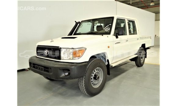 Buy Import Toyota Land Cruiser White Car in Import - Dubai in Iles Buy Import Toyota Land Cruiser White Car in Import - Dubai in Iles