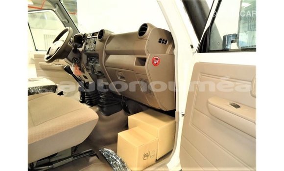 Buy Import Toyota Land Cruiser White Car in Import - Dubai in Iles Buy Import Toyota Land Cruiser White Car in Import - Dubai in Iles