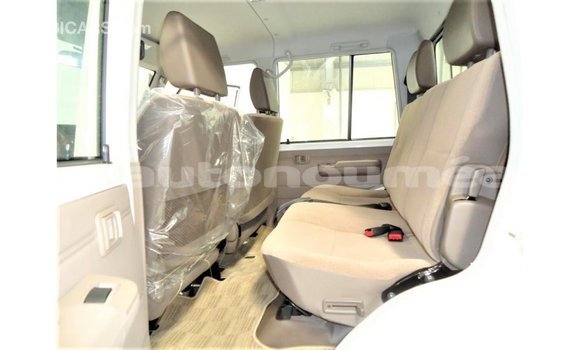 Buy Import Toyota Land Cruiser White Car in Import - Dubai in Iles Buy Import Toyota Land Cruiser White Car in Import - Dubai in Iles