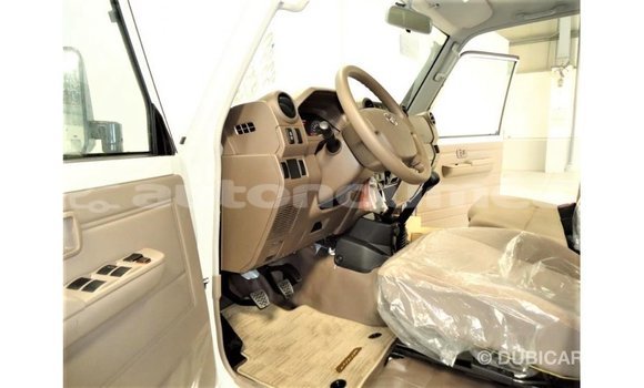 Buy Import Toyota Land Cruiser White Car in Import - Dubai in Iles Buy Import Toyota Land Cruiser White Car in Import - Dubai in Iles