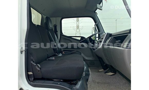 Buy Import Mitsubishi Carisma White Car in Import - Dubai in Iles Buy Import Mitsubishi Carisma White Car in Import - Dubai in Iles
