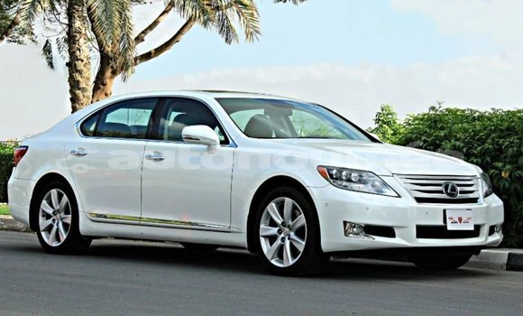Acheter Import Voiture Lexus LS Blanc à Import - Dubai, Iles Acheter Import Voiture Lexus LS Blanc à Import - Dubai, Iles
