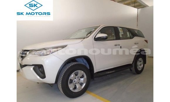 Acheter Import Voiture Toyota Fortuner Blanc à Import - Dubai, Iles Acheter Import Voiture Toyota Fortuner Blanc à Import - Dubai, Iles