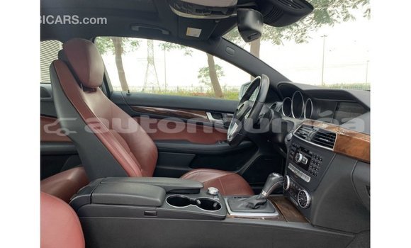 Buy Import Mercedes-Benz 190 Other Car in Import - Dubai in Iles Buy Import Mercedes-Benz 190 Other Car in Import - Dubai in Iles