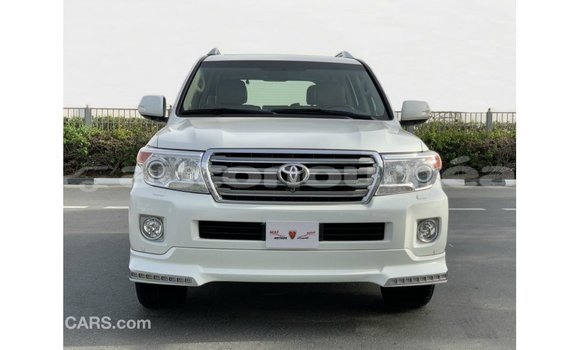 Acheter Import Voiture Toyota Land Cruiser Blanc à Import - Dubai, Iles Acheter Import Voiture Toyota Land Cruiser Blanc à Import - Dubai, Iles