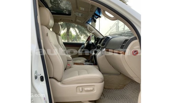 Acheter Import Voiture Toyota Land Cruiser Blanc à Import - Dubai, Iles Acheter Import Voiture Toyota Land Cruiser Blanc à Import - Dubai, Iles