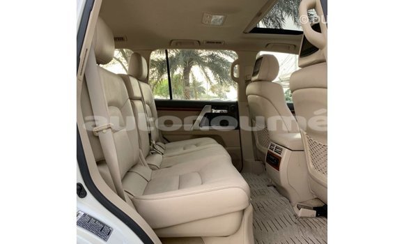Acheter Import Voiture Toyota Land Cruiser Blanc à Import - Dubai, Iles Acheter Import Voiture Toyota Land Cruiser Blanc à Import - Dubai, Iles