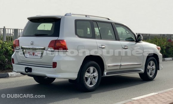 Acheter Import Voiture Toyota Land Cruiser Blanc à Import - Dubai, Iles Acheter Import Voiture Toyota Land Cruiser Blanc à Import - Dubai, Iles
