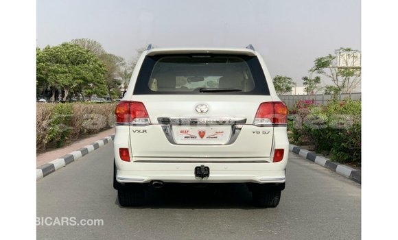 Acheter Import Voiture Toyota Land Cruiser Blanc à Import - Dubai, Iles Acheter Import Voiture Toyota Land Cruiser Blanc à Import - Dubai, Iles