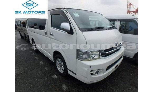 Buy Import Toyota Regius White Car in Import - Dubai in Iles