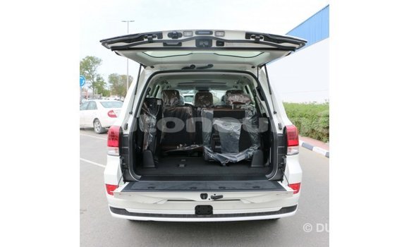 Acheter Import Voiture Toyota Land Cruiser Blanc à Import - Dubai, Iles Acheter Import Voiture Toyota Land Cruiser Blanc à Import - Dubai, Iles