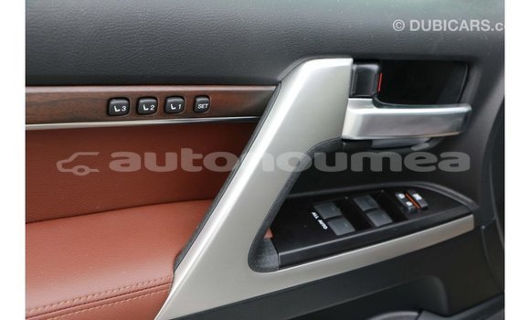 Acheter Import Voiture Toyota Land Cruiser Blanc à Import - Dubai, Iles Acheter Import Voiture Toyota Land Cruiser Blanc à Import - Dubai, Iles