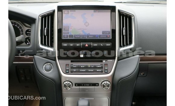 Acheter Import Voiture Toyota Land Cruiser Blanc à Import - Dubai, Iles Acheter Import Voiture Toyota Land Cruiser Blanc à Import - Dubai, Iles