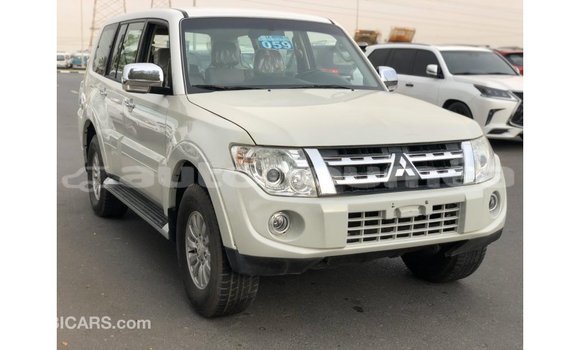 Acheter Import Voiture Mitsubishi Pajero Blanc à Import - Dubai, Iles Acheter Import Voiture Mitsubishi Pajero Blanc à Import - Dubai, Iles