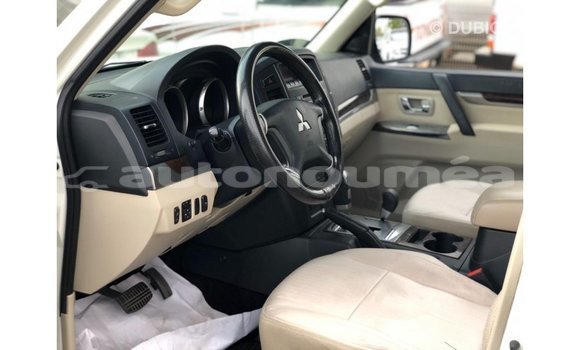 Acheter Import Voiture Mitsubishi Pajero Blanc à Import - Dubai, Iles Acheter Import Voiture Mitsubishi Pajero Blanc à Import - Dubai, Iles