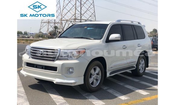 Acheter Import Voiture Toyota Land Cruiser Blanc à Import - Dubai, Iles Acheter Import Voiture Toyota Land Cruiser Blanc à Import - Dubai, Iles