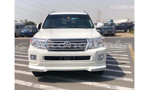 Buy Import Toyota Land Cruiser White Car in Import - Dubai in Iles Buy Import Toyota Land Cruiser White Car in Import - Dubai in Iles