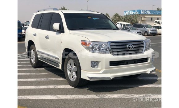 Buy Import Toyota Land Cruiser White Car in Import - Dubai in Iles Buy Import Toyota Land Cruiser White Car in Import - Dubai in Iles