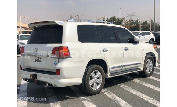 Buy Import Toyota Land Cruiser White Car in Import - Dubai in Iles Buy Import Toyota Land Cruiser White Car in Import - Dubai in Iles