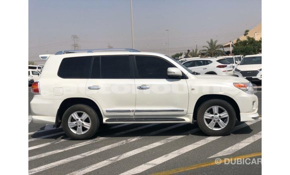 Buy Import Toyota Land Cruiser White Car in Import - Dubai in Iles Buy Import Toyota Land Cruiser White Car in Import - Dubai in Iles