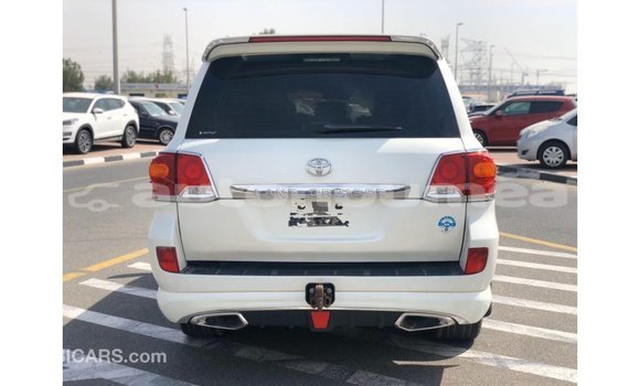 Buy Import Toyota Land Cruiser White Car in Import - Dubai in Iles Buy Import Toyota Land Cruiser White Car in Import - Dubai in Iles