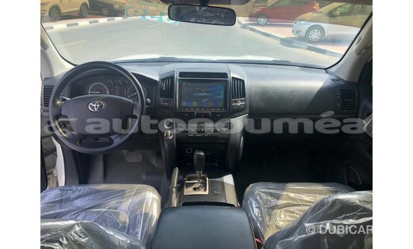 Buy Import Toyota Land Cruiser White Car in Import - Dubai in Iles Buy Import Toyota Land Cruiser White Car in Import - Dubai in Iles