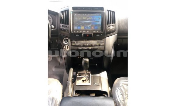 Buy Import Toyota Land Cruiser White Car in Import - Dubai in Iles Buy Import Toyota Land Cruiser White Car in Import - Dubai in Iles