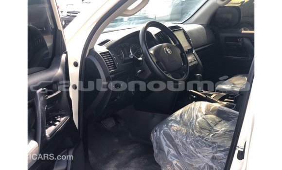 Buy Import Toyota Land Cruiser White Car in Import - Dubai in Iles Buy Import Toyota Land Cruiser White Car in Import - Dubai in Iles