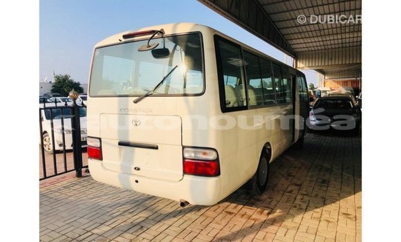 Acheter Import Voiture Toyota Coaster Blanc à Import - Dubai, Iles Acheter Import Voiture Toyota Coaster Blanc à Import - Dubai, Iles